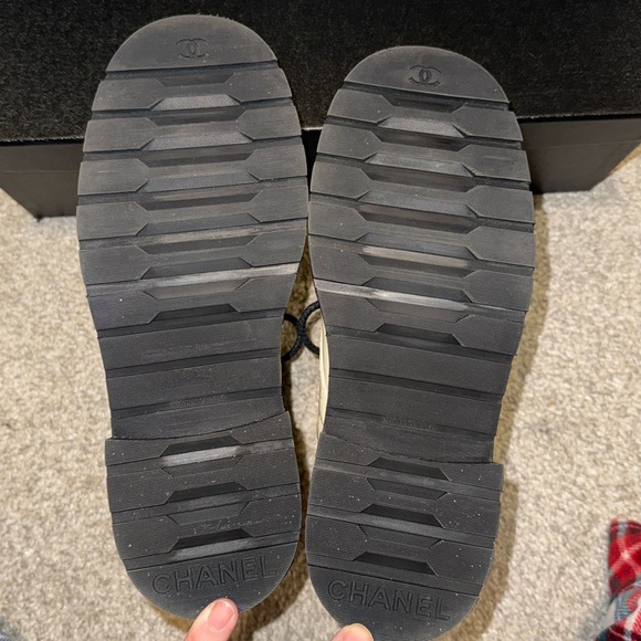 CHANEL SHINY CALFSKIN IVORY & BLACK LACE UP BOOTS - Picture 9 of 17